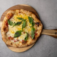 Pizza nr. 1 hos Godtfolk Pizzabar (Surdejspizza // Tomatsauce // Mozzarella // Basilikumsblade // Parmesan // Olivenolie)