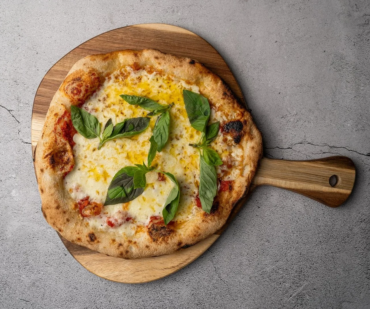 Pizza nr. 1 hos Godtfolk Pizzabar (Surdejspizza // Tomatsauce // Mozzarella // Basilikumsblade // Parmesan // Olivenolie)