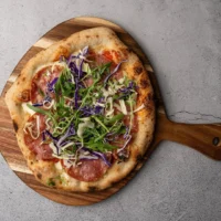 Pizza nr. 2 hos Godtfolk Pizzabar (Surdejspizza // Tomatsauce // Mozzarella // Salami // Spidskål // Parmesan // Olivenolie)