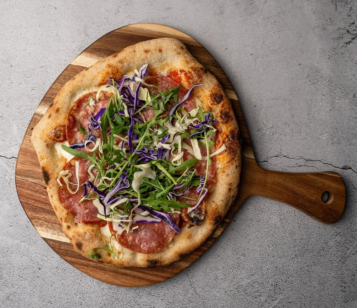 Pizza nr. 2 hos Godtfolk Pizzabar (Surdejspizza // Tomatsauce // Mozzarella // Salami // Spidskål // Parmesan // Olivenolie)