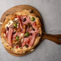 Pizza nr. 3 hos Godtfolk Pizzabar (Surdejspizza // Tomatsauce // Mozzarella // Italiensk skinke // Oliven // Syltede svampe // Olivenolie)