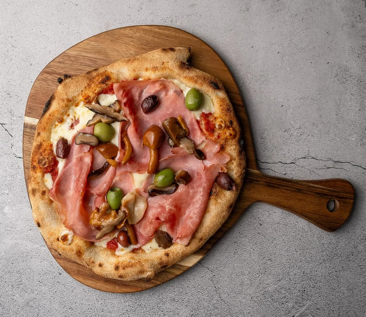 Pizza nr. 3 hos Godtfolk Pizzabar (Surdejspizza // Tomatsauce // Mozzarella // Italiensk skinke // Oliven // Syltede svampe // Olivenolie)