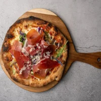 Pizza nr. 4 hos Godtfolk Pizzabar (Surdejspizza // Tomatsauce // Mozzarella // Parmeskinke // Grillede artiskokker // Spidskål // Parmesan // Olivenolie)