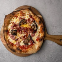 Pizza nr. 5 hos Godtfolk Pizzabar (Surdejspizza // Tomatsauce // Mozzarella // Salsiccia // Grillede auberginer // Soltørrede cherrytomater // Pinjekerner // Olivenolie)