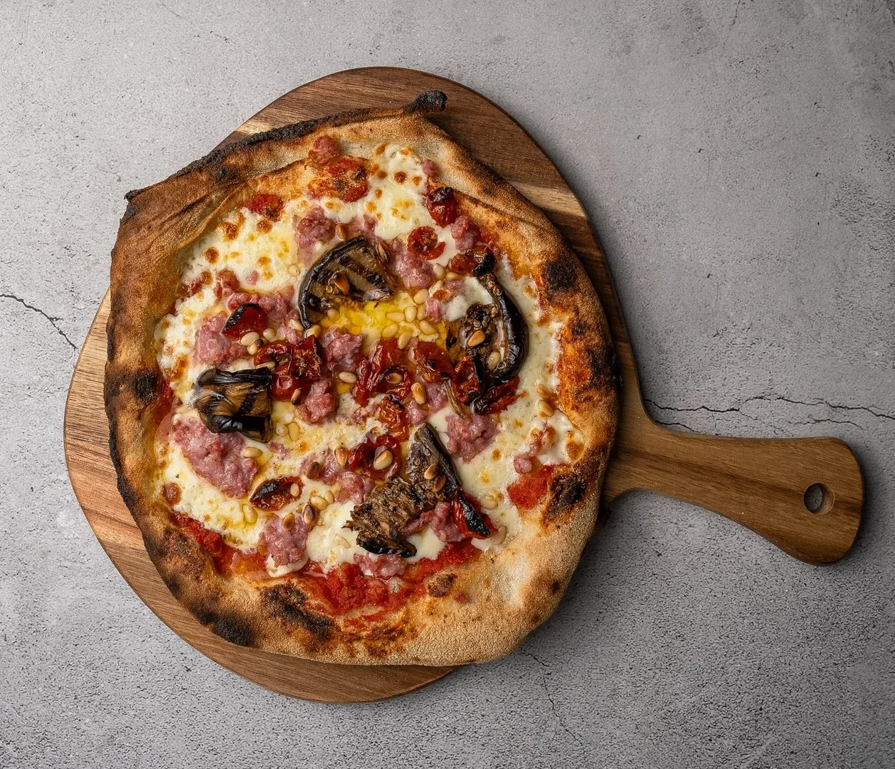 Pizza nr. 5 hos Godtfolk Pizzabar (Surdejspizza // Tomatsauce // Mozzarella // Salsiccia // Grillede auberginer // Soltørrede cherrytomater // Pinjekerner // Olivenolie)