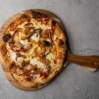 Pizza nr. 6 hos Godtfolk Pizzabar (Surdejspizza // Tomatsauce // Mozzarella // Pancetta // Syltede svampe // Trøffel // Bøffel mozzarella // Olivenolie)