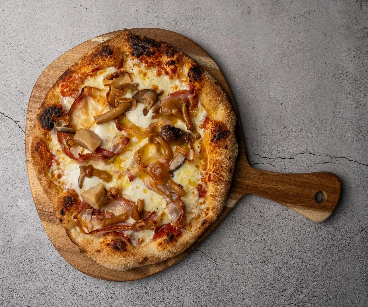 Pizza nr. 6 hos Godtfolk Pizzabar (Surdejspizza // Tomatsauce // Mozzarella // Pancetta // Syltede svampe // Trøffel // Bøffel mozzarella // Olivenolie)