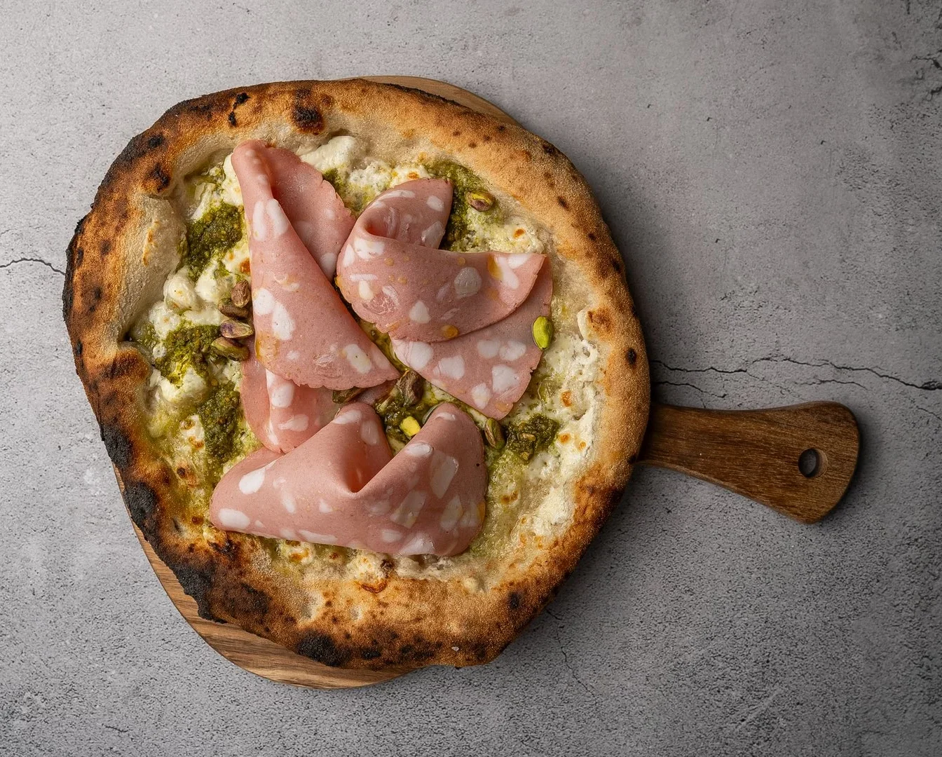 Pizza nr. 8 hos Godtfolk Pizzabar (Surdejspizza // Mascarpone // Mortadella // Basilikumspesto // Pistagenødder // Flagesalt // Olivenolie)